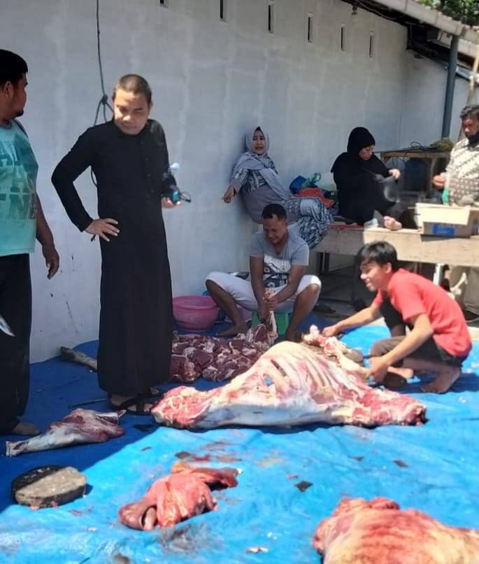 Jaga Prokes, Anggota DPRD Medan Bagikan 500 Paket Daging Qurban Door to Door