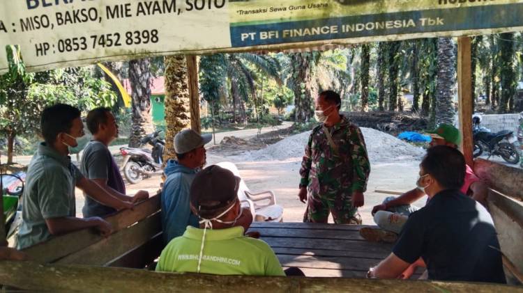 Pantau kegiatan TMMD, Babinsa himbau warga patuhi Proke