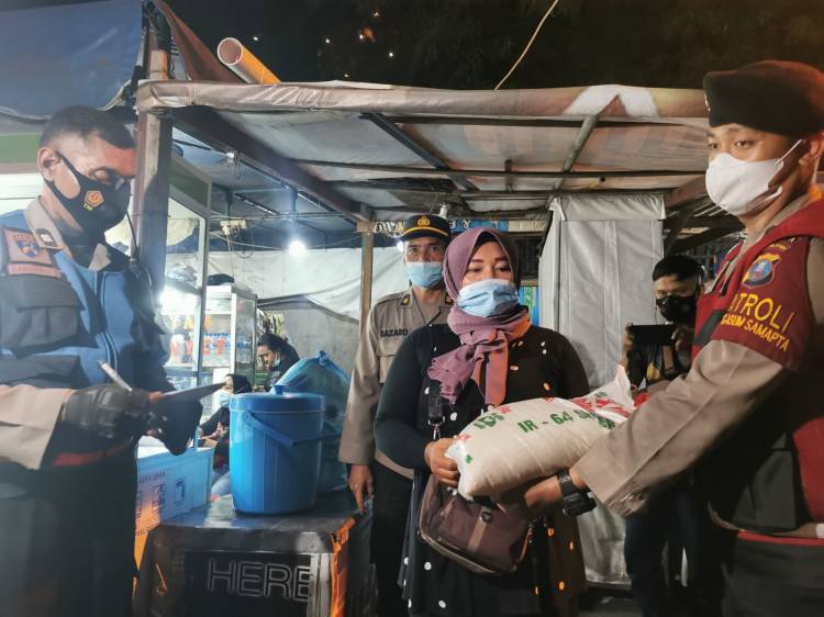 TNI Polri dan satgas covid 19 Patroli Skala Besar Bagikan Bansos di Medan