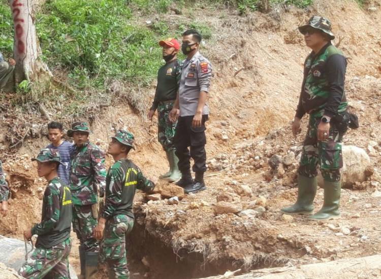 Dansatgas TMMD/N ke 111 Langsung Turun Tangan Dalam Pemasangan Gorong-gorong