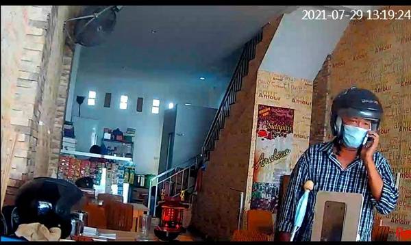 Aksi Pria Bertongkat Curi Handphone di Sejumlah Lokasi Terekam CCTV