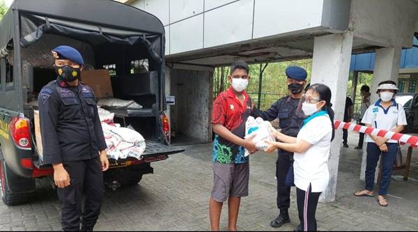 Satuan Brimob Polda Sumut Salurkan Bansos di 2 Kecamatan Kota Medan
