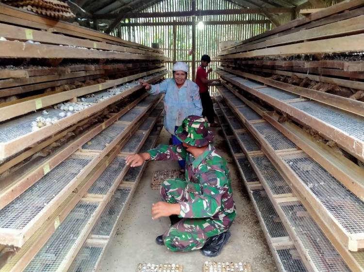 Anggota Satgas TMMD Anjangsana Silaturahmi ke Peternak Puyuh
