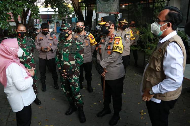 Menggunakan Motor, Pangdam dan Kapolda Jatim Cek Penanganan Pasien Covid di Kabupaten Gresik