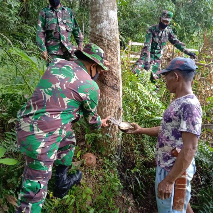 Satgas TMMD/N Kodim 0306/50 Kota Komsos bersama Warga Pengelola Usaha Getah Karet