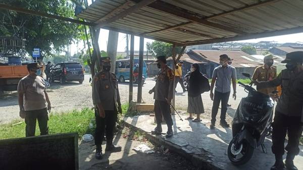 Polisi, TNI dan Warga Gotong Royong Bersihkan Gereja, Rumah Terkena Dampak Tawuran Pemuda