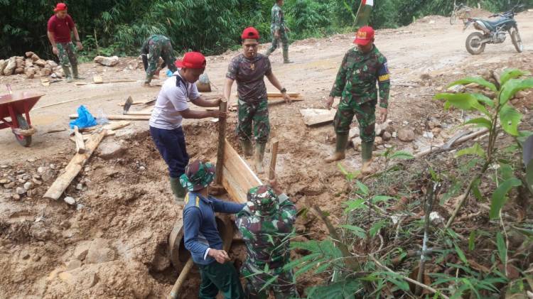 Anggota Satgas TMMD Lanjutkan Pembuatan Bak Air Kontrol di Lokasi Jalan Baru