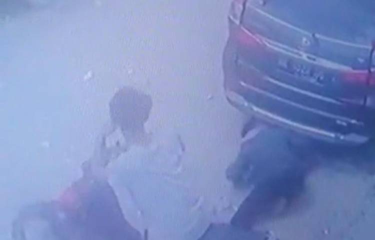 2 Maling Curi Ban Serep Terekam CCTV di Jalan Pukat 8