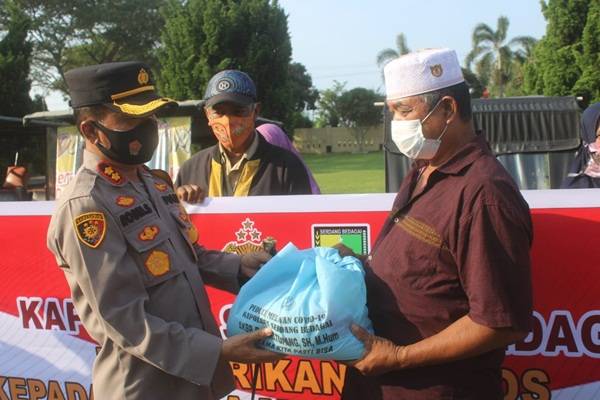 Kapolres Sergai Berikan Sembako kepada Bilal Mayit dan Penarik Becak