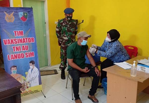 Lanud SIM Gelar  Serbuan Vaksin di Kantor Camat Blang  Bintang