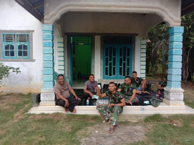 Isi waktu Istirahat, TNI-Polri Jalin Keakraban.
