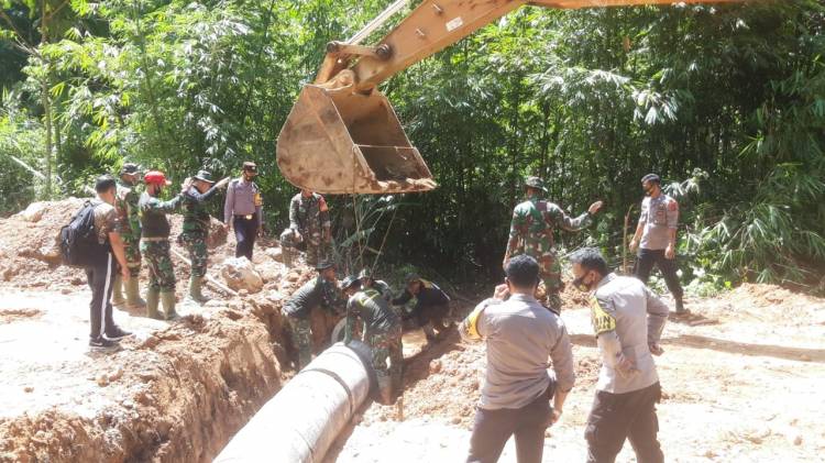 Hujan Deras Menyumbat Gorong-gorong, Anggota Satgas Turun Tangan