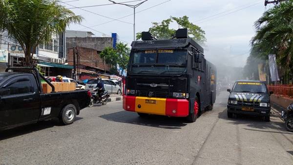 Satuan Brimob Polda Sumut Lakukan Penyemprotan Disinfektan Skala Besar