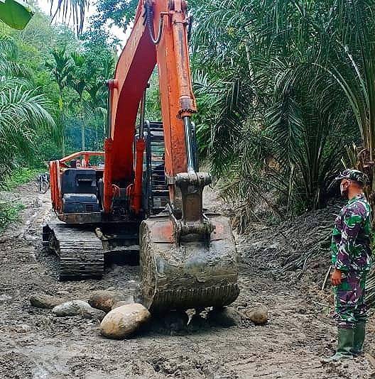 Satgas Kodim 0204/DS Terus Maksimalkan Backhoe untuk Percepatan Pembangunan Jalan TMMD