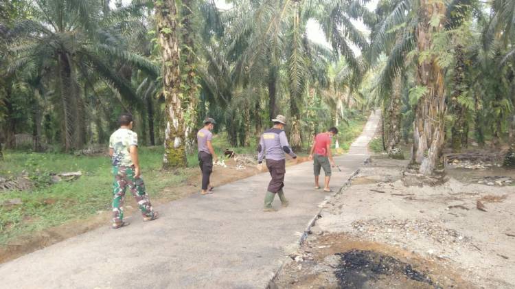 Semenisasi capai 100 persen, anggota Satgas TMMD rapikan hasil pekerjaan.
