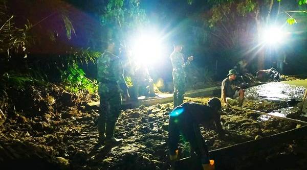 Rampungkan Jalan Cor Beton, Satgas TMMD Kodim 0204/DS Bekerja Tak Kenal Waktu
