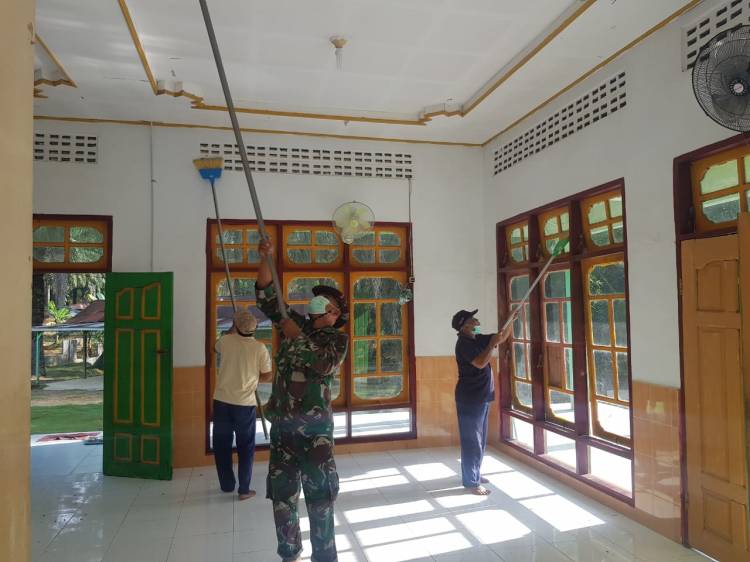 Anggota Satgas TMMD Goro membersihkan Masjid.
