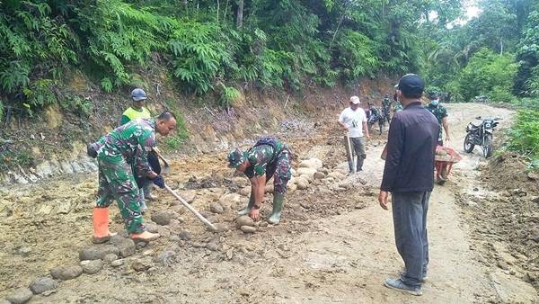 Semangat Goro Satgas dan Warga Terus Menyala untuk Mantapkan Jalan TMMD 111 Kodim 0204/DS