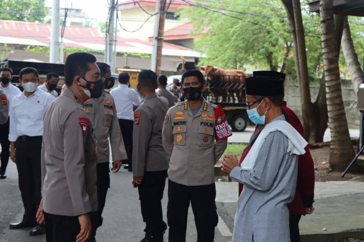 Jelang Idul Adha, Kapolda Aceh Serahkan Hewan Qurban kepada Masyarakat