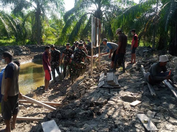 Warga Antusias Urus Demplot Perikanan Program TMMD Kodim 0321/Rohil.