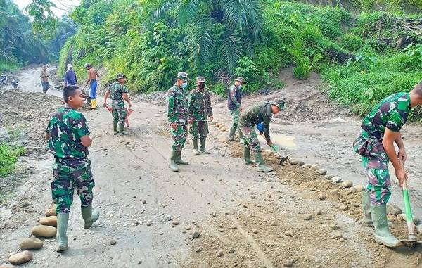 Kreasi Satgas Kodim 0204/DS Susun Batu Koral Jadi Pembatas Tepi Jalan TMMD