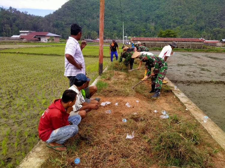 Wujudkan Lingkungan Bersih, Personil Satgas TMMDN Kodim 0306/50 Kota Ajak Warga Gotong Royong