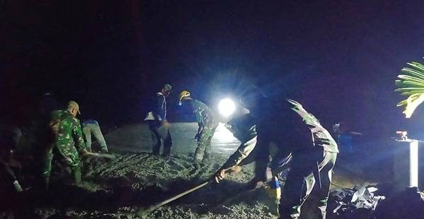 Pengecoran Shift Malam Terus Kebut Perampungan Jalan TMMD Kodim 0204/DS