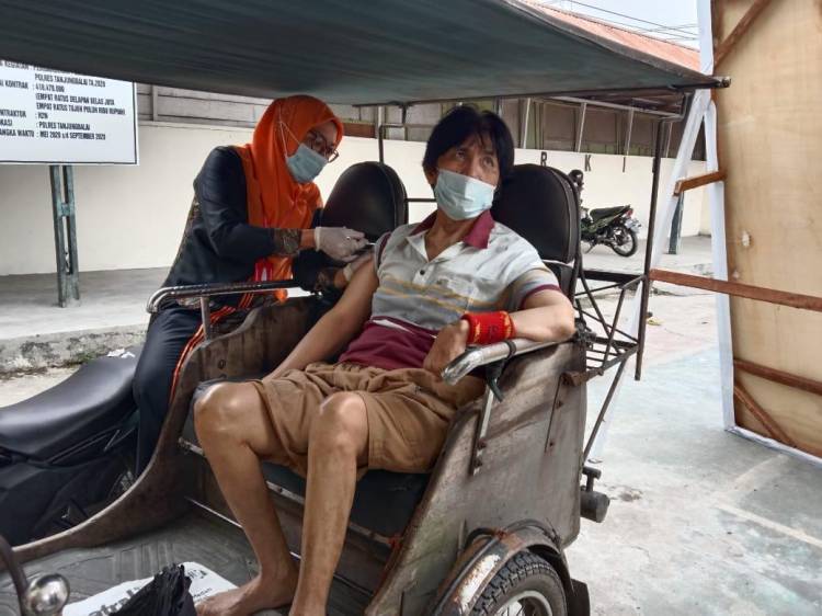 Polres Tanjung Balai  Layani Vaksin Warga Lumpuh diatas Becak