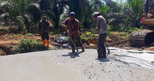 Di Bawah Terik Matahari, Warga dan Satgas Tambah Semangat Kerjakan Pengecoran Jalan TMMD