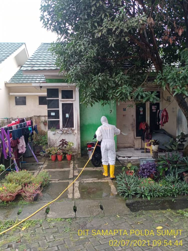 Di Kawasan Padat Penduduk, Poldasu Semprot Cairan Desinfektan
