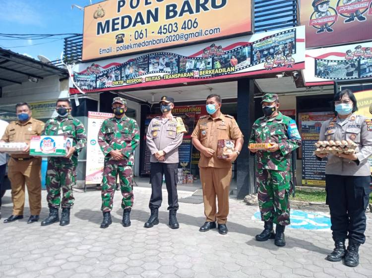 Kasdam I/BB Bersama Waka Polda Sumut Berikan Bingkisan dan Suplemen Gizi Untuk Petugas Posko Penyekatan di Wilkum Polsek Medan Baru