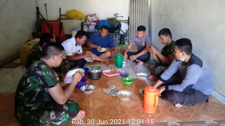 Bangga Pencapaian TMMD di Desanya, Pak RW Ajak Anggota Satgas Makan Siang