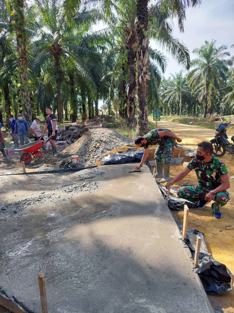 Pasi Ter Satgas TMMD tinjau kegiatan semenisasi jalan.