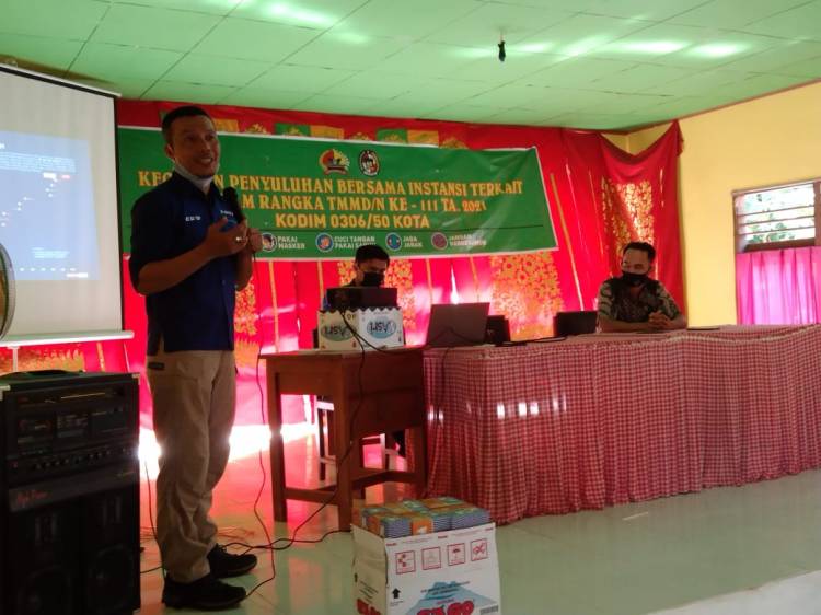 Anggota Satgas TMMD/N Ke 111 Adakan Penyuluhan Sehat Medsos di Nagari Maek