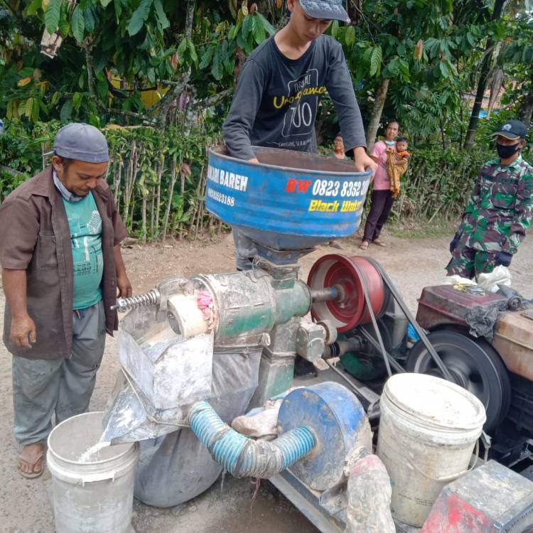 Anggota Satgas TMMD Melakukan Komsos Dengan Pengusaha Heuler Berjalan