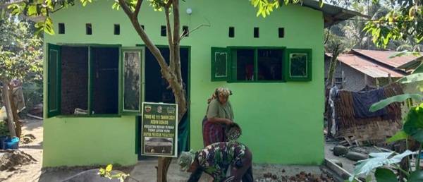 Sebelum Dimasuki, Mustar Nasution Benahi Rumah Baru Hasil Rehab Satgas TMMD Kodim 0204/DS