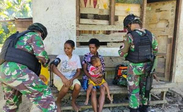 TNI Memberikan Pengobatan Rutin Kepada Masyarakat di Perbatasan Papua