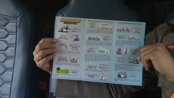 Polda Sumut Sebar 5.000 Brosur Imbauan Patuhi PPKM Darurat Dari Udara