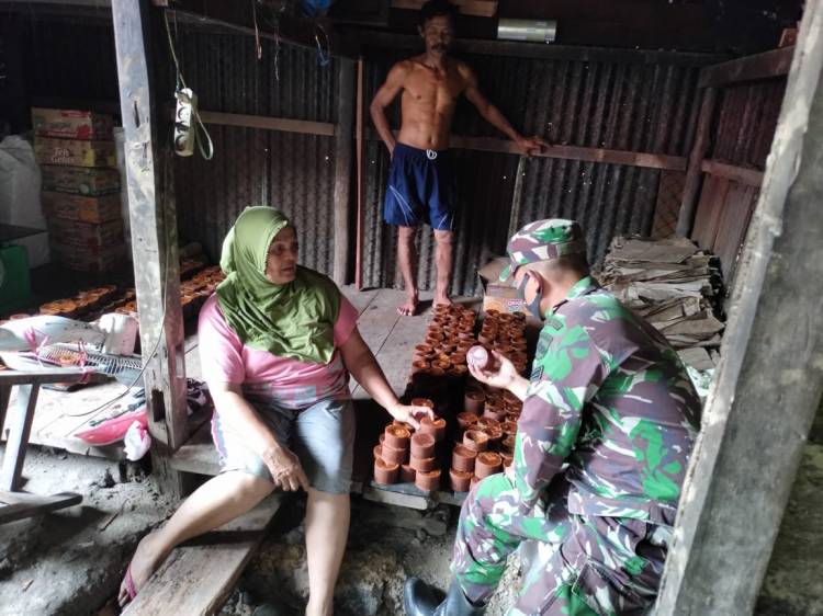 Belajar Bersama Masyarakat, Anggota TMMD/N Kodim 0306/50 Kota Menimba Ilmu Bersama Pengrajin Gula Aren