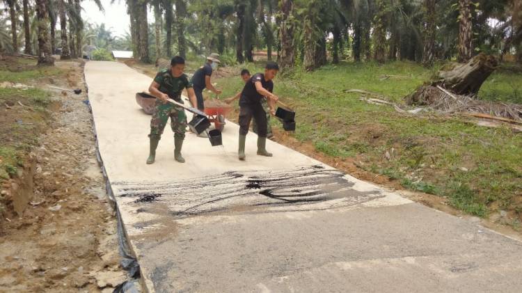 Semenisasi jalan selesai, anggota Satgas TMMD lapisi badan jalan dengan cairan aspal