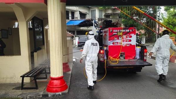 Kompi 4 Batalyon C Pelopor Lakukan Penyemprotan Disinfektan di Lingkungan Mako