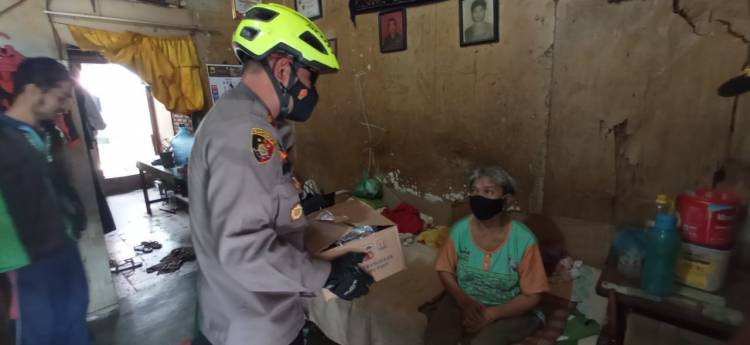 Sambil Naik Sepeda, Kapolsek  Medan Timur Bagi Sembako Kepada Warga Terdampak Covid-19