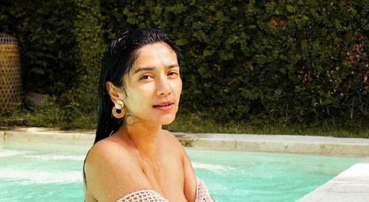 Pose di Kolam Renang, Fanny Ghassani Bikin Tegak