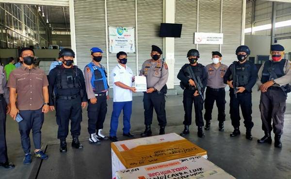 Vaksin Sinovac Tiba di KNIA, Brimob Poldasu Lakukan Pengawalan