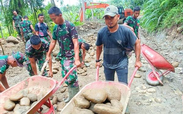 Langsir Batu Koral, Warga Tak Mau Kalah dengan Satgas TMMD Kodim 0204/DS