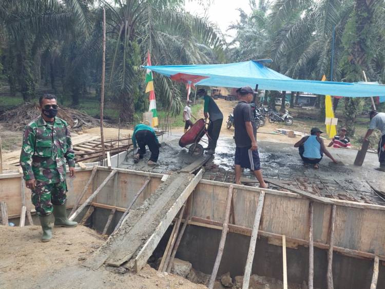 Giat cor lantai atas box culvert, Pasi Ter Satgas TMMD tinjau lokasi