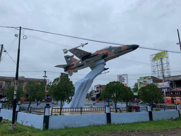 Lanud SIM  Renovasi dan  Cat  Monumen  Pesawat Hawk 200 di Aneuk  Galong
