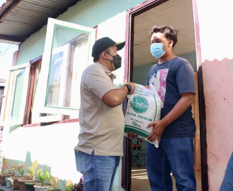 Pemko Medan Serahkan Bantuan Sosial pada Keluarga Terdampak Pandemi di Kelurahan Sunggal