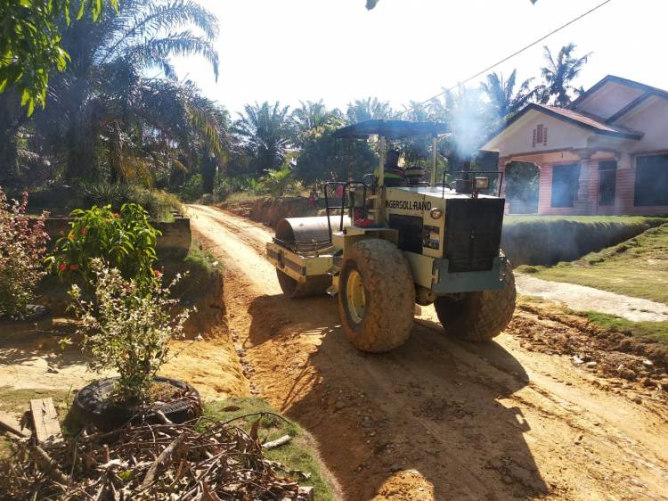 Gesa Aukas jalan, alat berat compactor diturunkan.