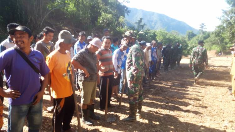 Anggota Satgas TMMD/N ke 111 Kodim 0306/50 Kota Laksanakan Apel Pagi Bersama Warga